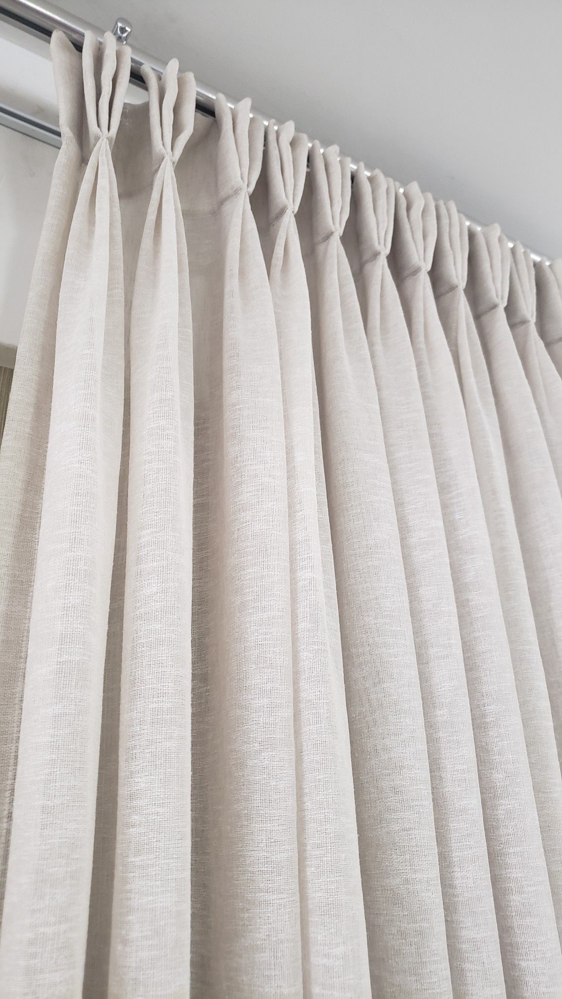 Detalle de cortinas tradicionales de tela sobre riel