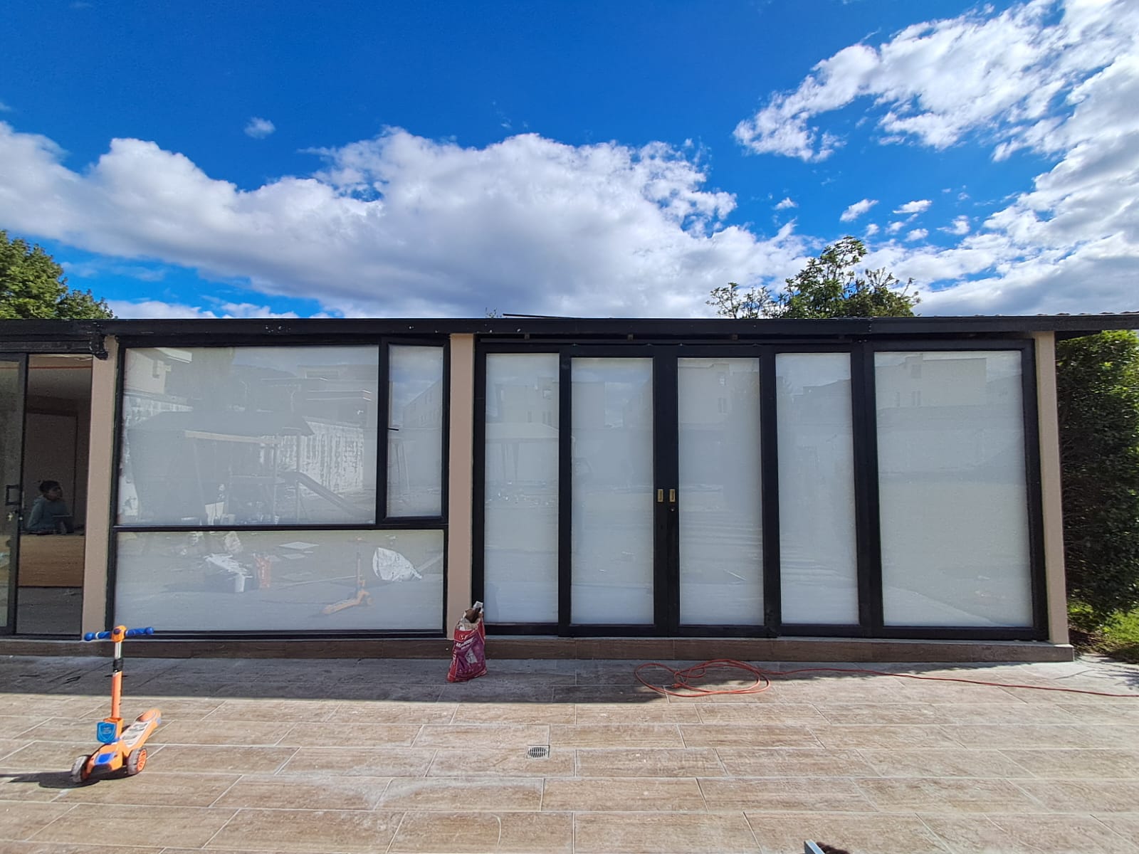 Cerramiento con cortinas instaladas en un proyecto real