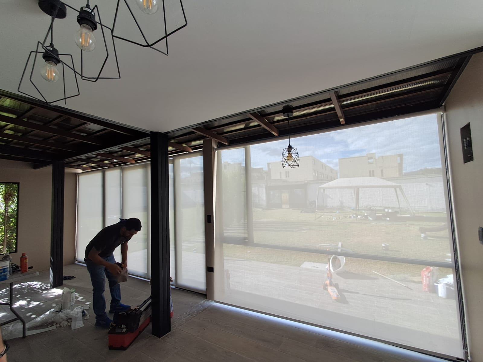 Instalación real de cortinas screen en un ambiente contemporáneo