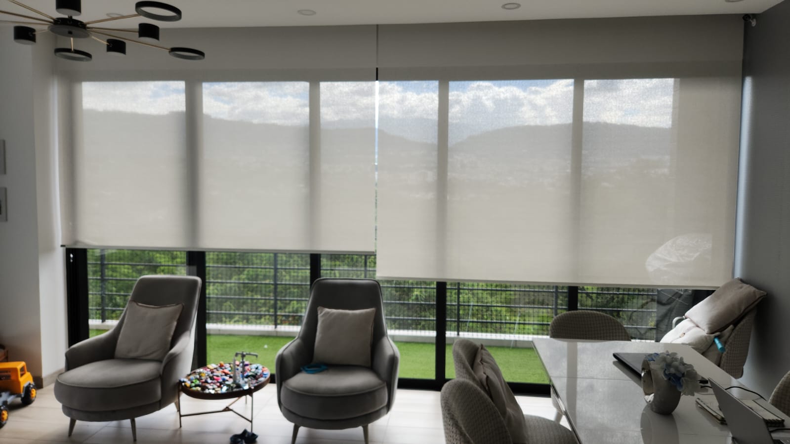 Cortinas screen instaladas en un ambiente interior con entrada de luz natural